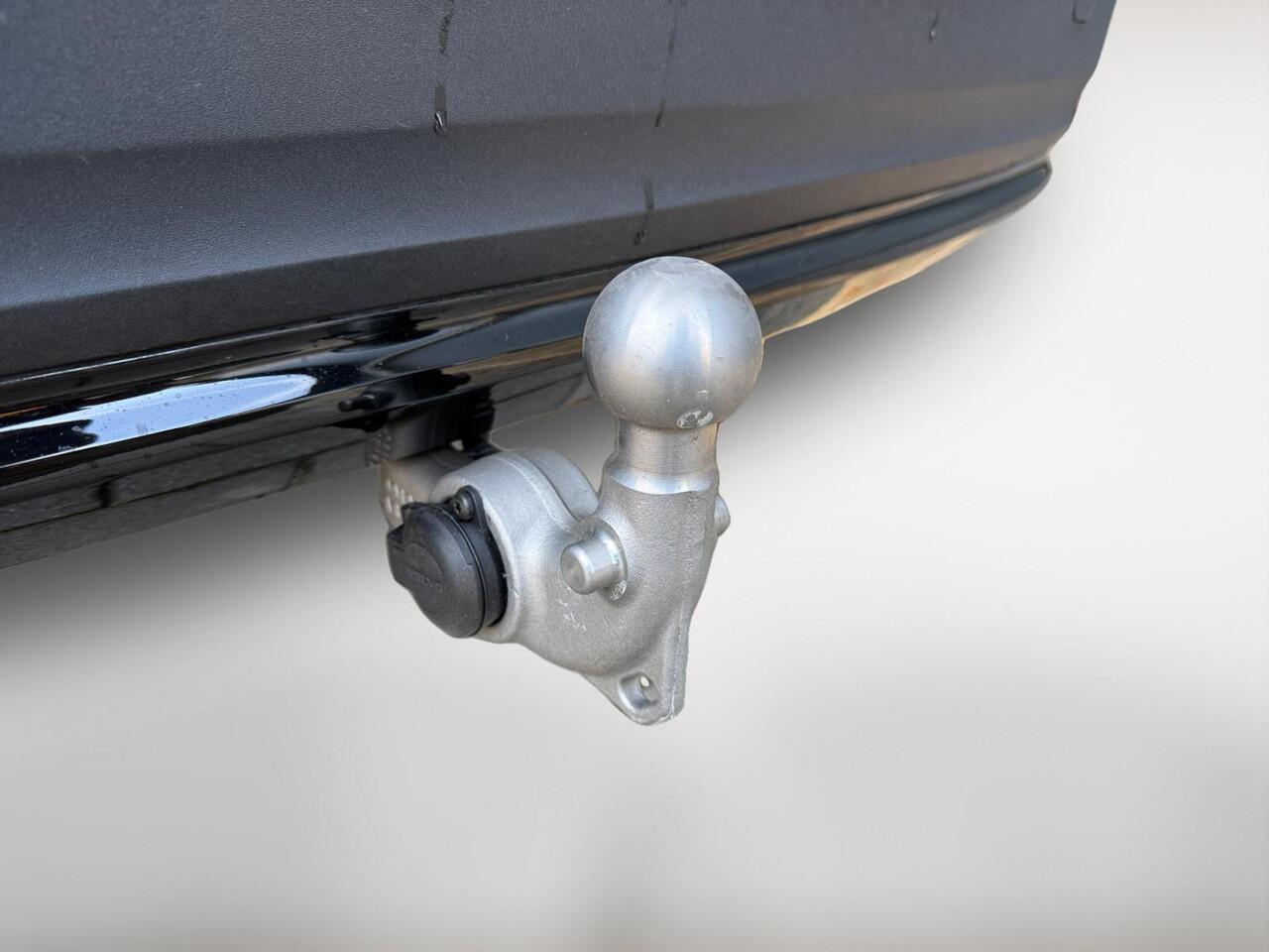 Volvo XC40 2.0 B4 Plus Dark | Trekhaak | Verwarmbare voorruit | Keyless Entry | Stoelverwarming |