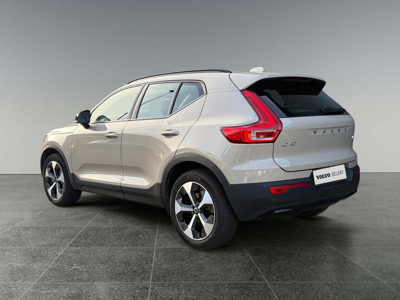 Volvo XC40 2.0 B4 Plus Dark | Trekhaak | Verwarmbare voorruit | Keyless Entry | Stoelverwarming |