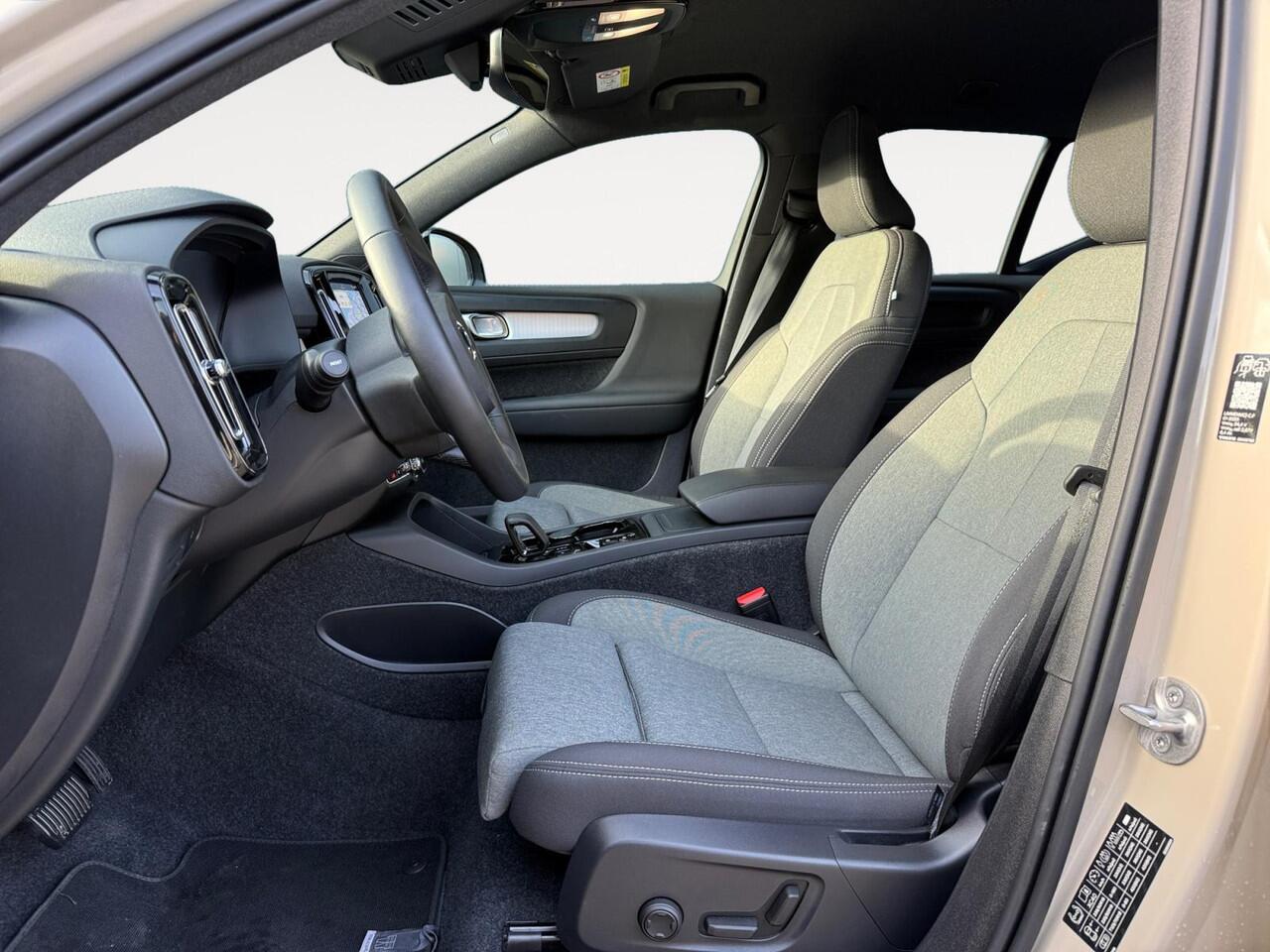 Volvo XC40 2.0 B4 Plus Dark | Trekhaak | Verwarmbare voorruit | Keyless Entry | Stoelverwarming |