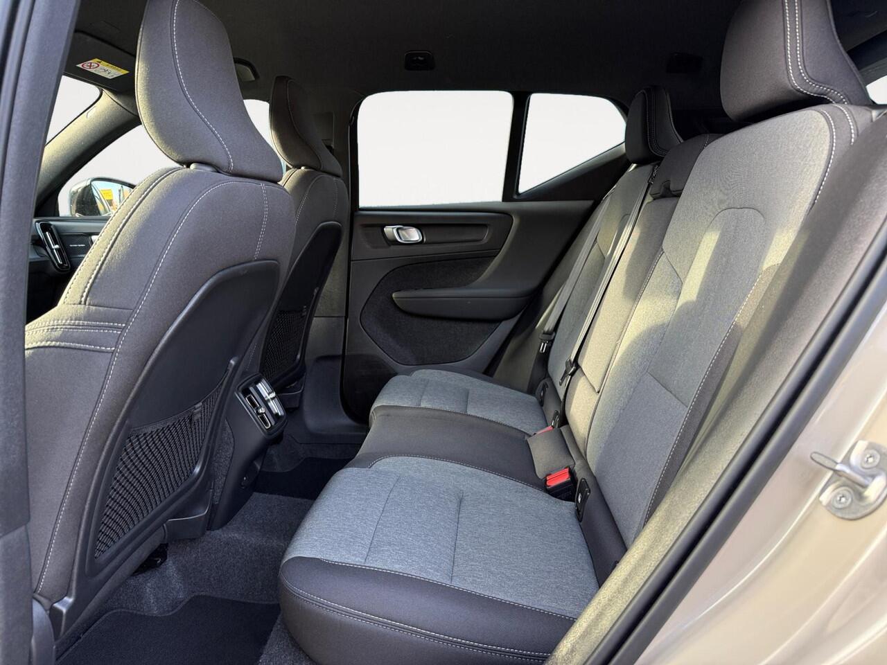 Volvo XC40 2.0 B4 Plus Dark | Trekhaak | Verwarmbare voorruit | Keyless Entry | Stoelverwarming |