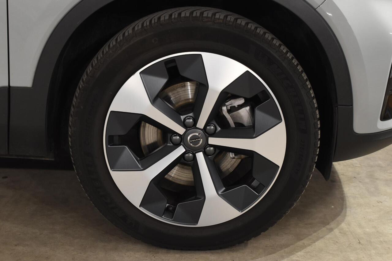 Volvo XC40 B4 211PK Automaat Plus Dark / Navigatie / Adaptive Cruise / Harman Kardon / Stuur- & Stoelverwarming / Elektrische achterklep / Achteruitrijcamera / Elektrische stoelverst. met geheugen / Trekhaak