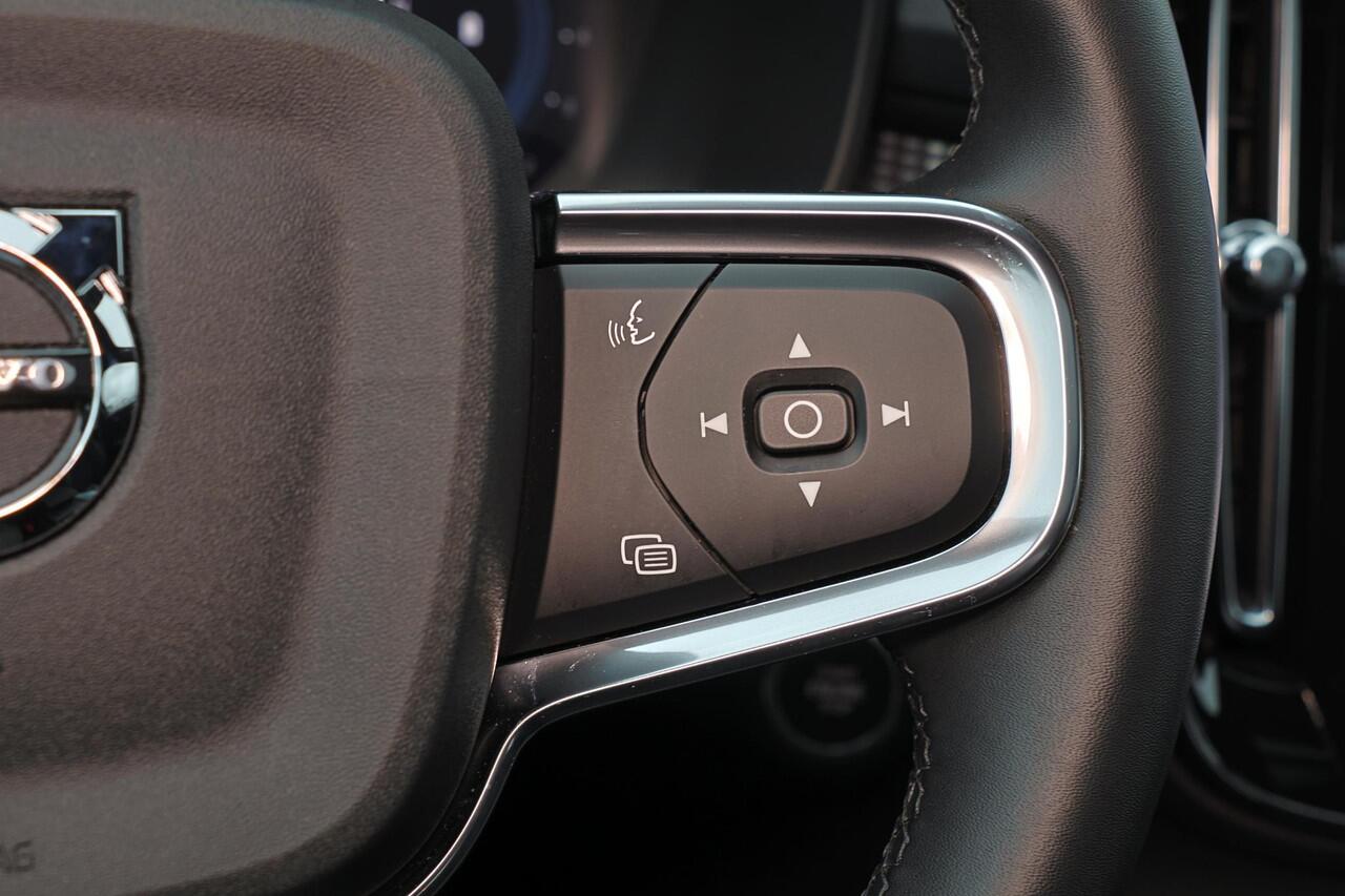 Volvo XC40 B3 Ultra Black Edition - Panorama/schuifdak - IntelliSafe Assist & Surround - 360º Camera - Harman/Kardon audio - LED Pixel koplampen - Verwarmde voorstoelen & stuur - Parkeersensoren voor & achter - Elektr. bedienb. voorstoelen met geheugen links - Draad