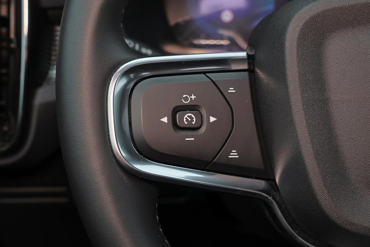 Volvo XC40 B3 Ultra Black Edition - Panorama/schuifdak - IntelliSafe Assist & Surround - 360º Camera - Harman/Kardon audio - LED Pixel koplampen - Verwarmde voorstoelen & stuur - Parkeersensoren voor & achter - Elektr. bedienb. voorstoelen met geheugen links - Draad