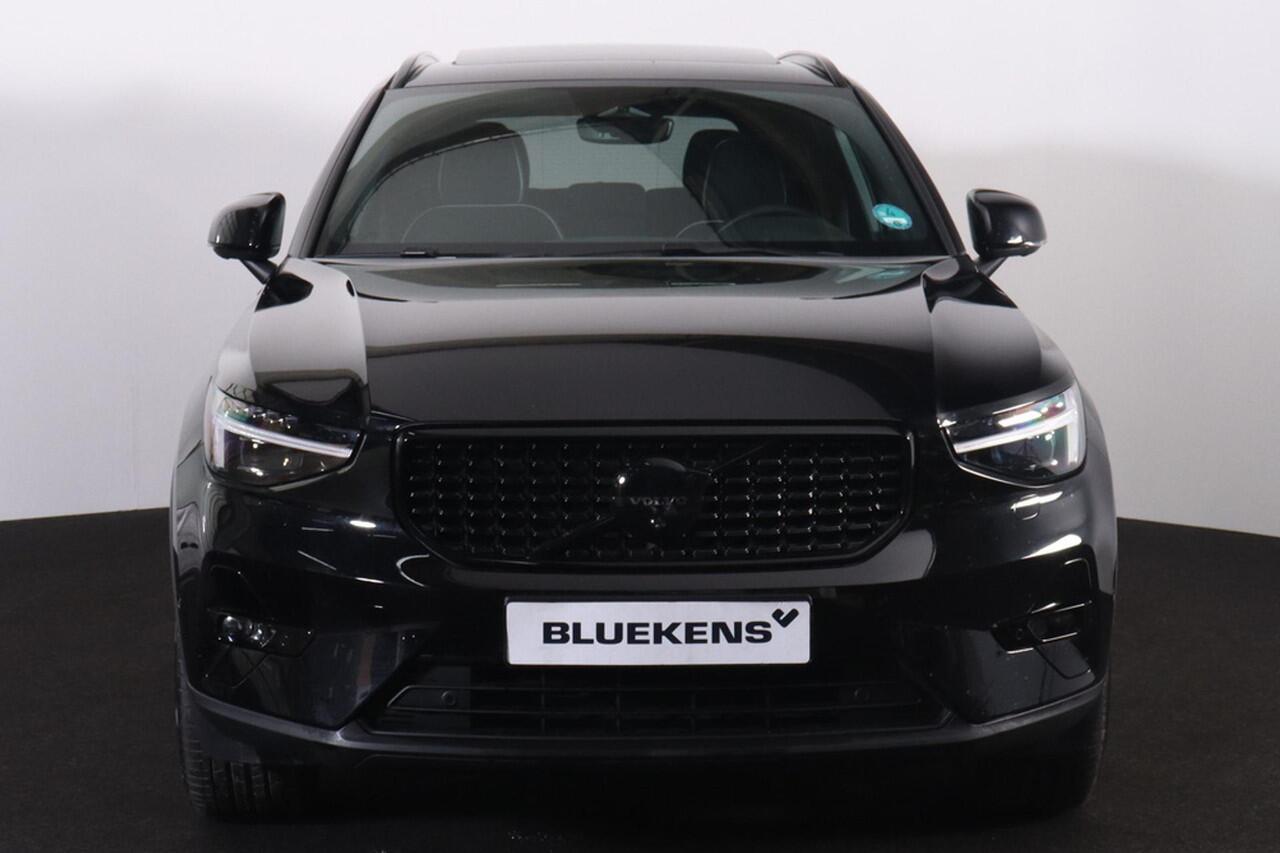 Volvo XC40 B3 Ultra Black Edition - Panorama/schuifdak - IntelliSafe Assist & Surround - 360º Camera - Harman/Kardon audio - LED Pixel koplampen - Verwarmde voorstoelen & stuur - Parkeersensoren voor & achter - Elektr. bedienb. voorstoelen met geheugen links - Draad