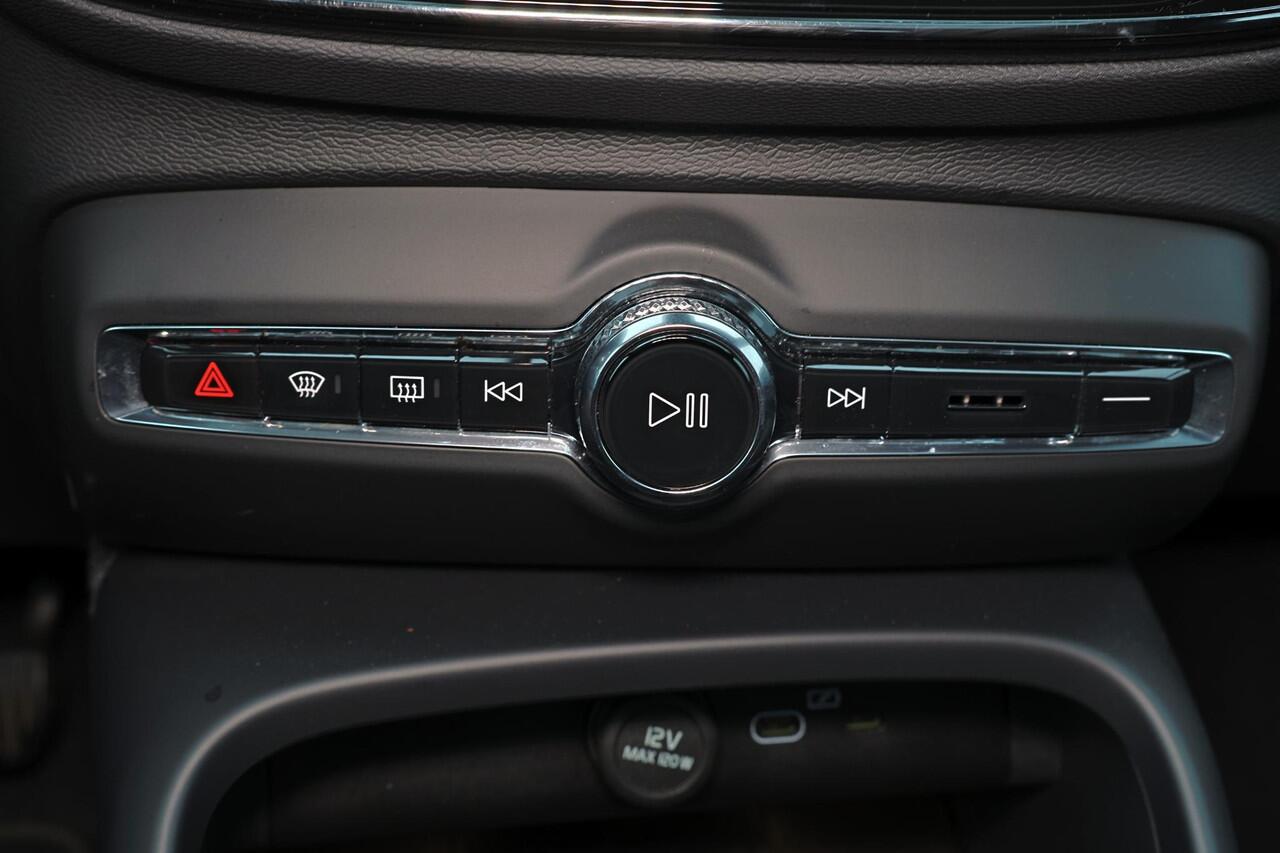 Volvo XC40 B3 Ultra Black Edition - Panorama/schuifdak - IntelliSafe Assist & Surround - 360º Camera - Harman/Kardon audio - LED Pixel koplampen - Verwarmde voorstoelen & stuur - Parkeersensoren voor & achter - Elektr. bedienb. voorstoelen met geheugen links - Draad