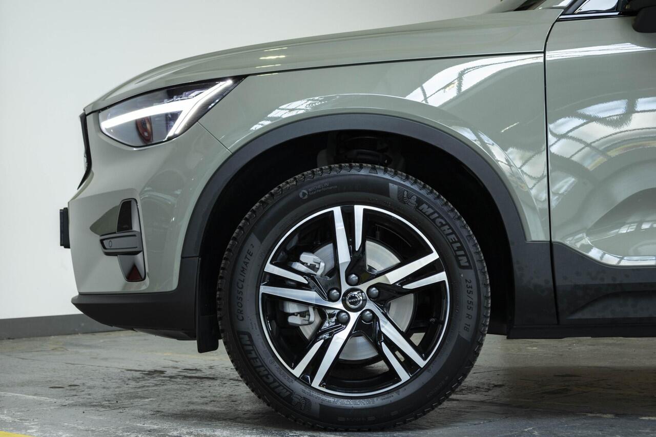 Volvo XC40 B4 Plus Dark | Trekhaak Semi-elektrisch | Adaptieve Cruise Control | Pilot Assist | Verwarmbare voorstoelen | Verwarmbaar stuurwiel | Blind Spot Information System | Verwarmbare voorruit | Parkeercamera | Parkeersensoren voor + achter |