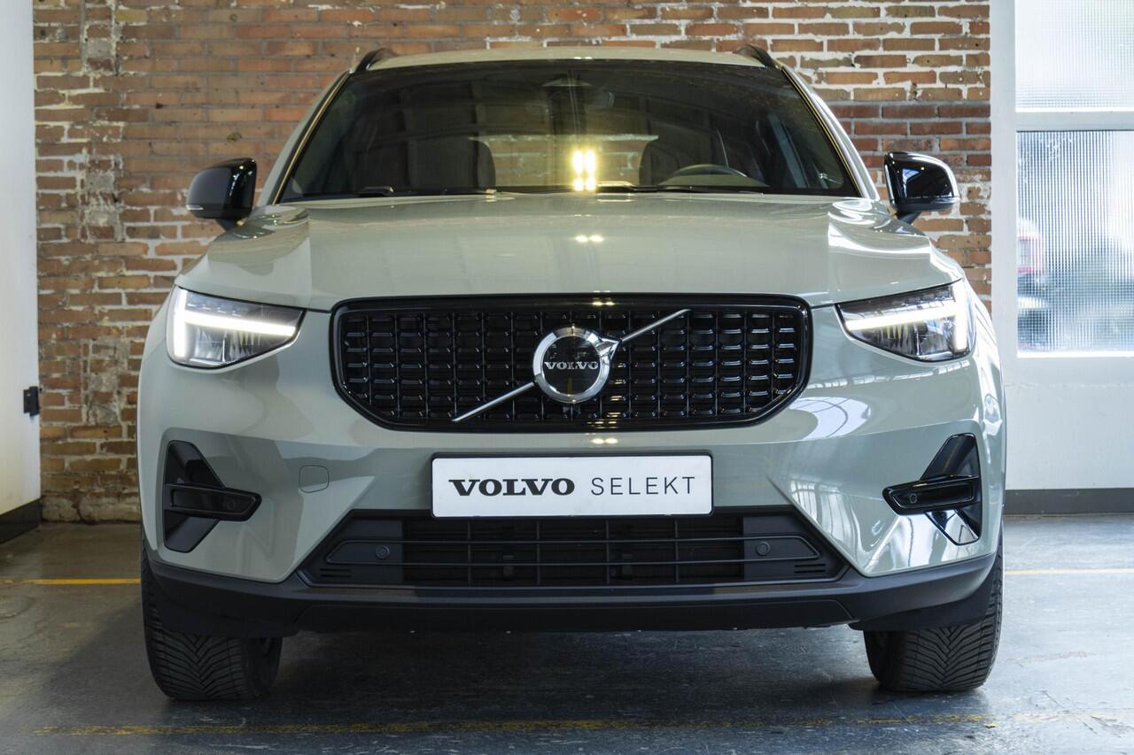 Volvo XC40 B4 Plus Dark | Trekhaak Semi-elektrisch | Adaptieve Cruise Control | Pilot Assist | Verwarmbare voorstoelen | Verwarmbaar stuurwiel | Blind Spot Information System | Verwarmbare voorruit | Parkeercamera | Parkeersensoren voor + achter |