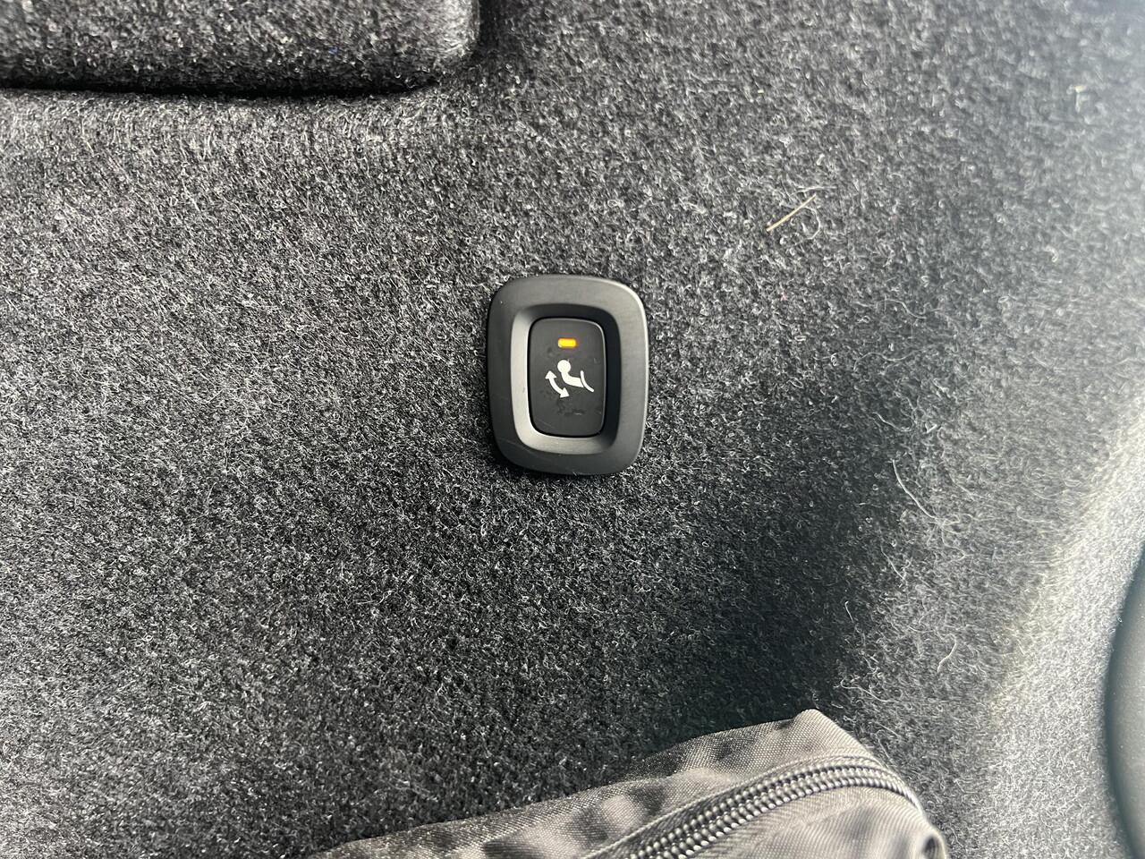 Volvo XC40 2.0 B4 Plus Dark Mild hybrid, Automaat, Driver assist, BLIS, Trekhaak semi elektrisch inklapbaar, Stoel- en stuurverwarming, Parkeercamera, Park assist voor- en achter, verwarmde voorruit