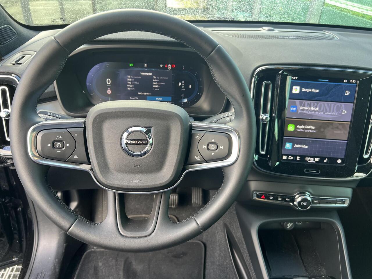 Volvo XC40 2.0 B4 Plus Dark Mild hybrid, Automaat, Driver assist, BLIS, Trekhaak semi elektrisch inklapbaar, Stoel- en stuurverwarming, Parkeercamera, Park assist voor- en achter, verwarmde voorruit