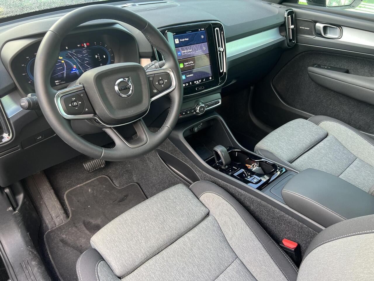 Volvo XC40 2.0 B4 Plus Dark Mild hybrid, Automaat, Driver assist, BLIS, Trekhaak semi elektrisch inklapbaar, Stoel- en stuurverwarming, Parkeercamera, Park assist voor- en achter, verwarmde voorruit