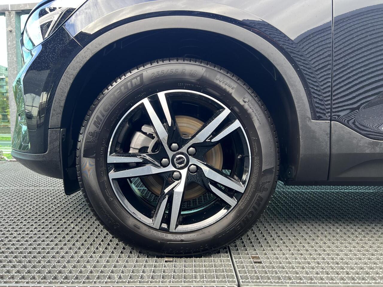 Volvo XC40 2.0 B4 Plus Dark Mild hybrid, Automaat, Driver assist, BLIS, Trekhaak semi elektrisch inklapbaar, Stoel- en stuurverwarming, Parkeercamera, Park assist voor- en achter, verwarmde voorruit