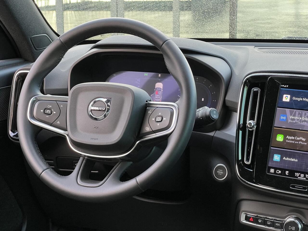 Volvo XC40 2.0 B4 Plus Dark Mild hybrid, Automaat, Driver assist, BLIS, Trekhaak semi elektrisch inklapbaar, Stoel- en stuurverwarming, Parkeercamera, Park assist voor- en achter, verwarmde voorruit