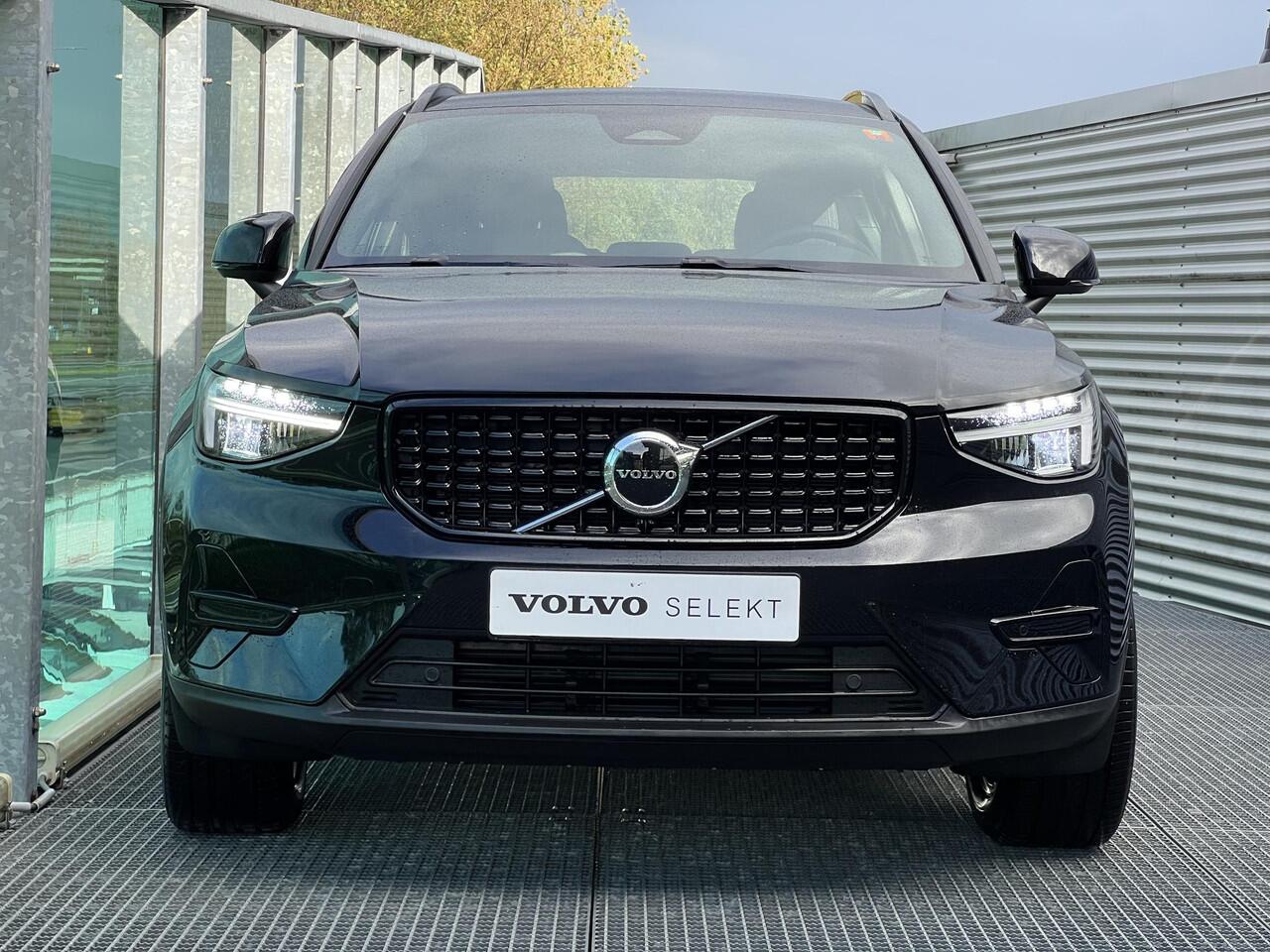 Volvo XC40 2.0 B4 Plus Dark Mild hybrid, Automaat, Driver assist, BLIS, Trekhaak semi elektrisch inklapbaar, Stoel- en stuurverwarming, Parkeercamera, Park assist voor- en achter, verwarmde voorruit