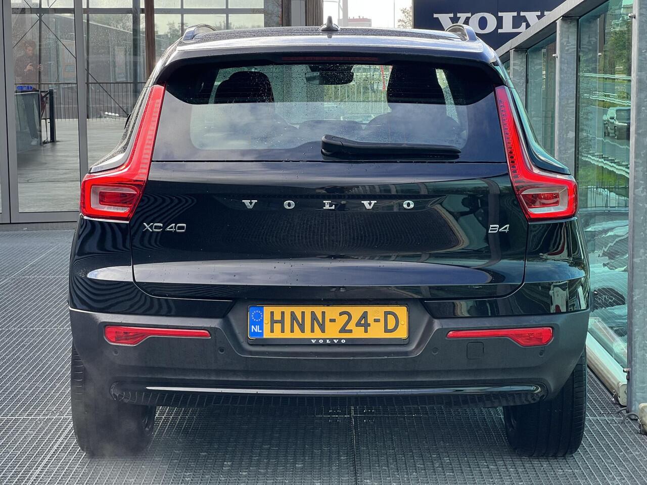 Volvo XC40 2.0 B4 Plus Dark Mild hybrid, Automaat, Driver assist, BLIS, Trekhaak semi elektrisch inklapbaar, Stoel- en stuurverwarming, Parkeercamera, Park assist voor- en achter, verwarmde voorruit