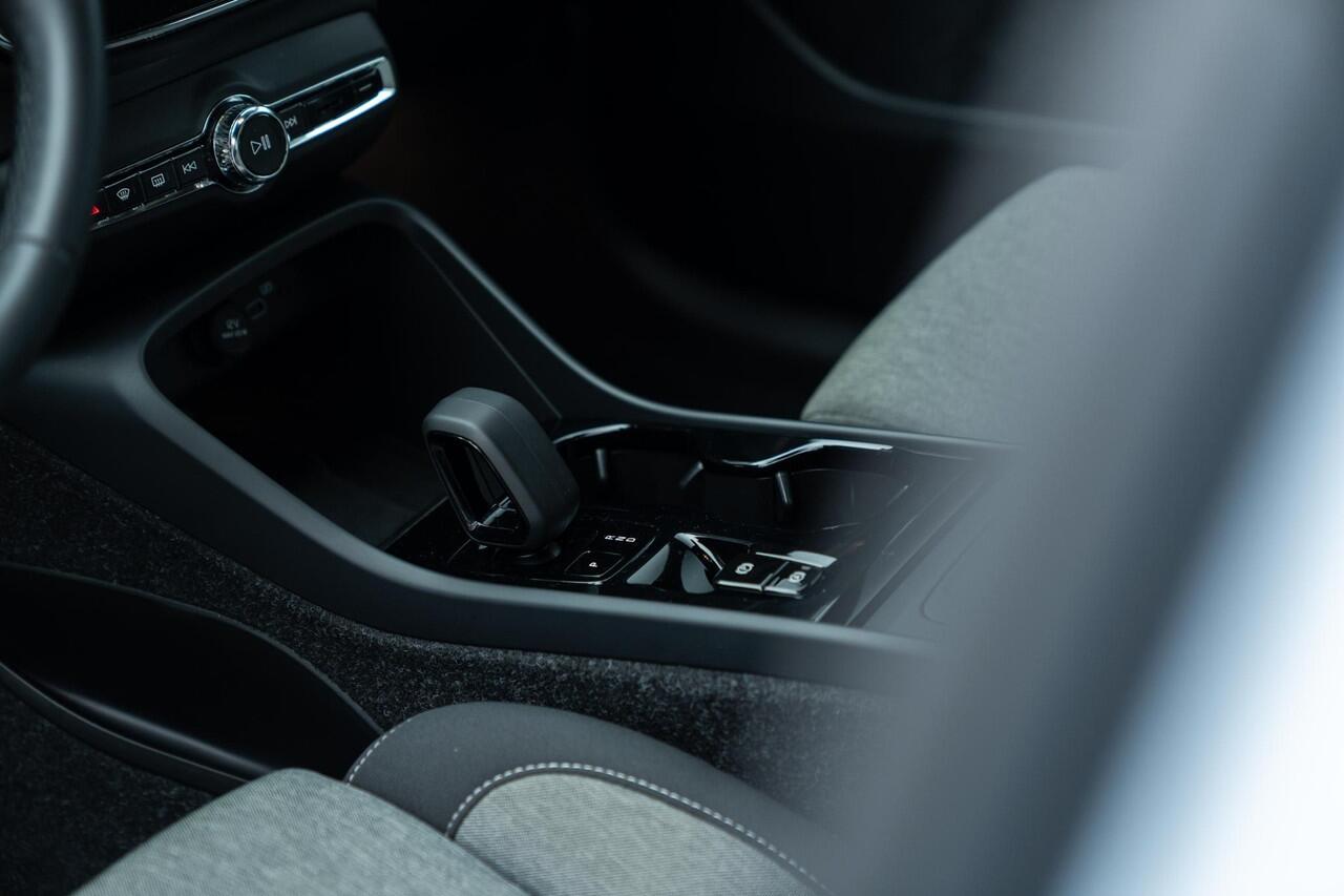 Volvo XC40 2.0 B4 Plus Dark | Trekhaak | Camera | Carplay | Adaptieve Cruise Control | Stoel- en Stuurwielverwarming | Keyless |