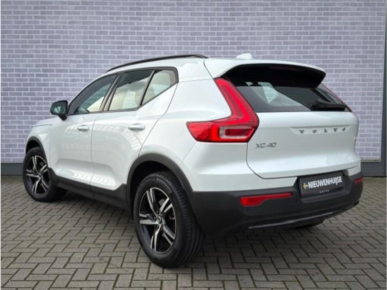 Volvo XC40 2.0 B4 Plus Dark | Trekhaak | Camera | Carplay | Adaptieve Cruise Control | Stoel- en Stuurwielverwarming | Keyless |