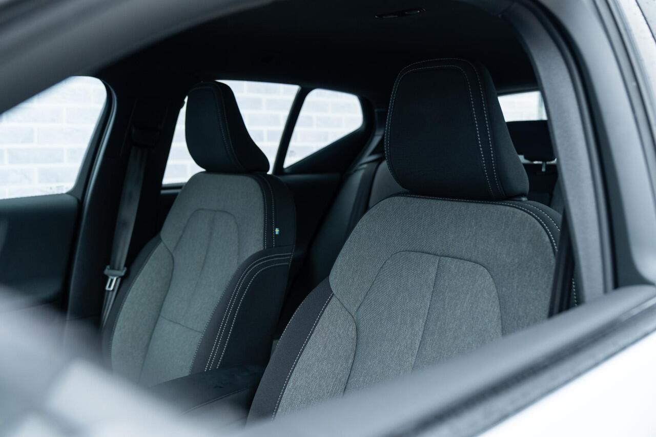 Volvo XC40 2.0 B4 Plus Dark | Trekhaak | Camera | Carplay | Adaptieve Cruise Control | Stoel- en Stuurwielverwarming | Keyless |