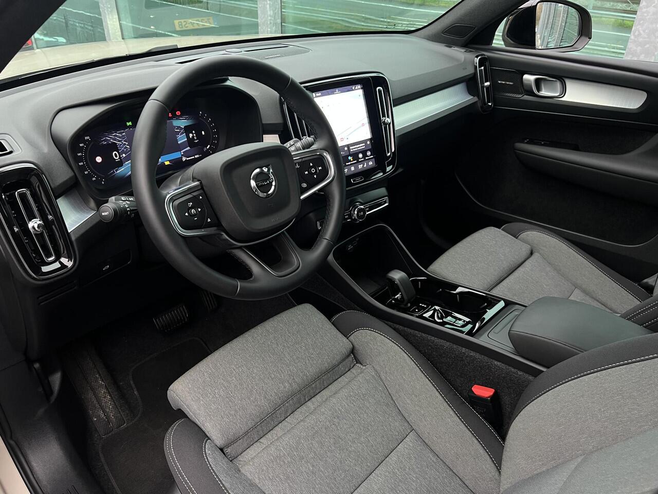 Volvo XC40 2.0 B4 Plus Dark Harman-Kardon premium sound system, Electr. verstelbare voorstoelen, Verwarmde voorstoelen + stuurwiel, Trekhaak semi electrisch, Parkeer camera.