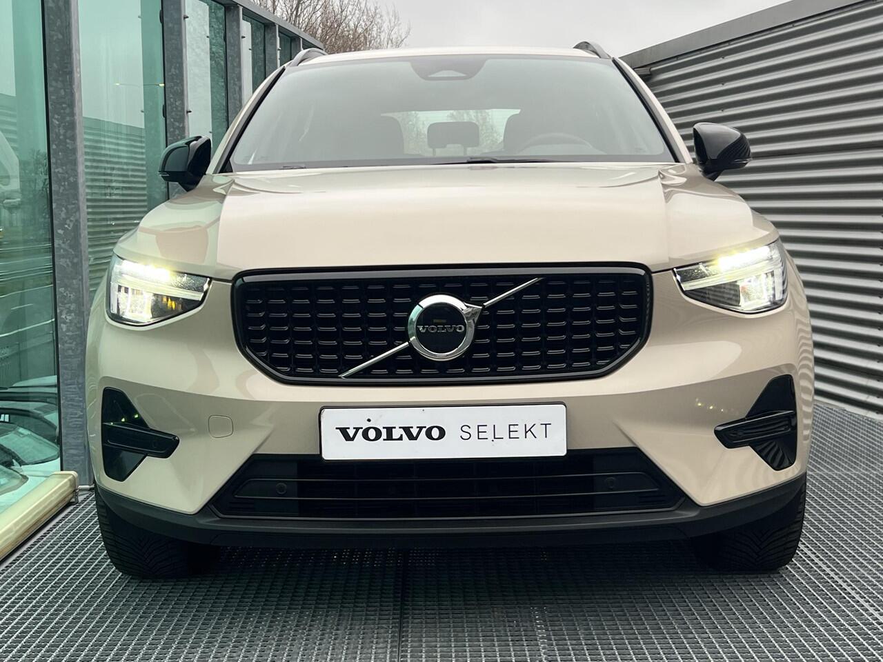 Volvo XC40 2.0 B4 Plus Dark Harman-Kardon premium sound system, Electr. verstelbare voorstoelen, Verwarmde voorstoelen + stuurwiel, Trekhaak semi electrisch, Parkeer camera.