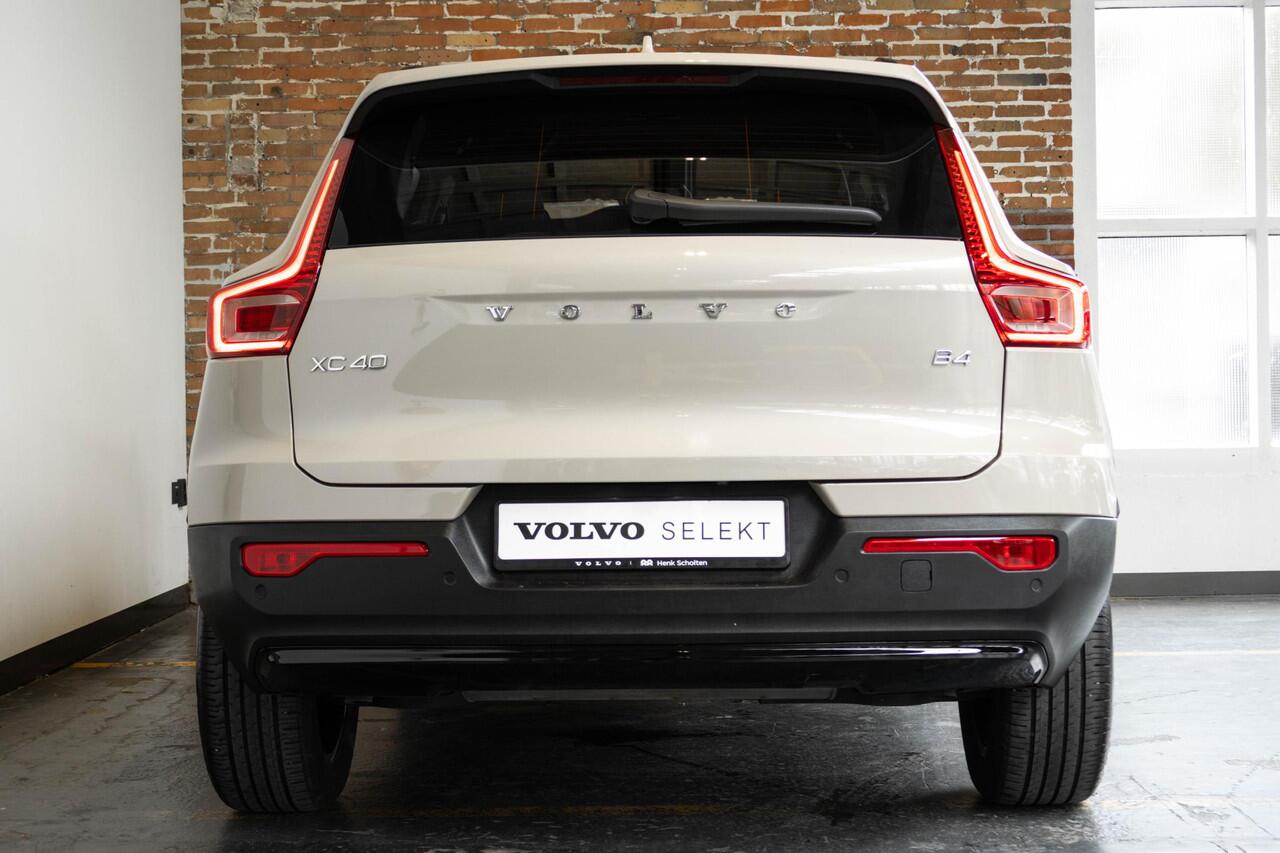 Volvo XC40 B4 Plus Dark | Trekhaak Semi-elektrisch | Adaptieve Cruise Control | Pilot Assist | Verwarmbare voorstoelen | Verwarmbaar stuurwiel | Blind Spot Information System | Verwarmbare voorruit | Parkeercamera | Parkeersensoren voor + achter |