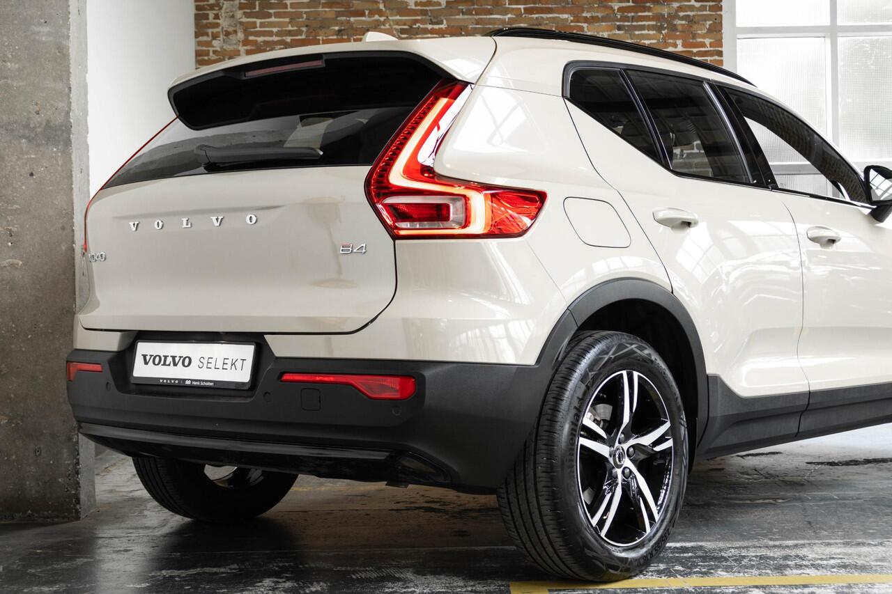 Volvo XC40 B4 Plus Dark | Trekhaak Semi-elektrisch | Adaptieve Cruise Control | Pilot Assist | Verwarmbare voorstoelen | Verwarmbaar stuurwiel | Blind Spot Information System | Verwarmbare voorruit | Parkeercamera | Parkeersensoren voor + achter |
