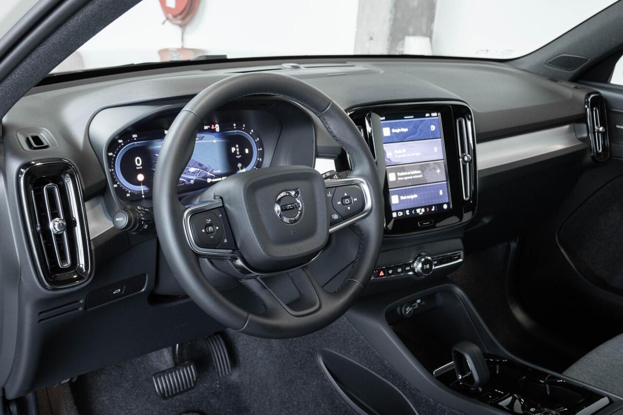 Volvo XC40 B4 Plus Dark | Trekhaak Semi-elektrisch | Adaptieve Cruise Control | Pilot Assist | Verwarmbare voorstoelen | Verwarmbaar stuurwiel | Blind Spot Information System | Verwarmbare voorruit | Parkeercamera | Parkeersensoren voor + achter |