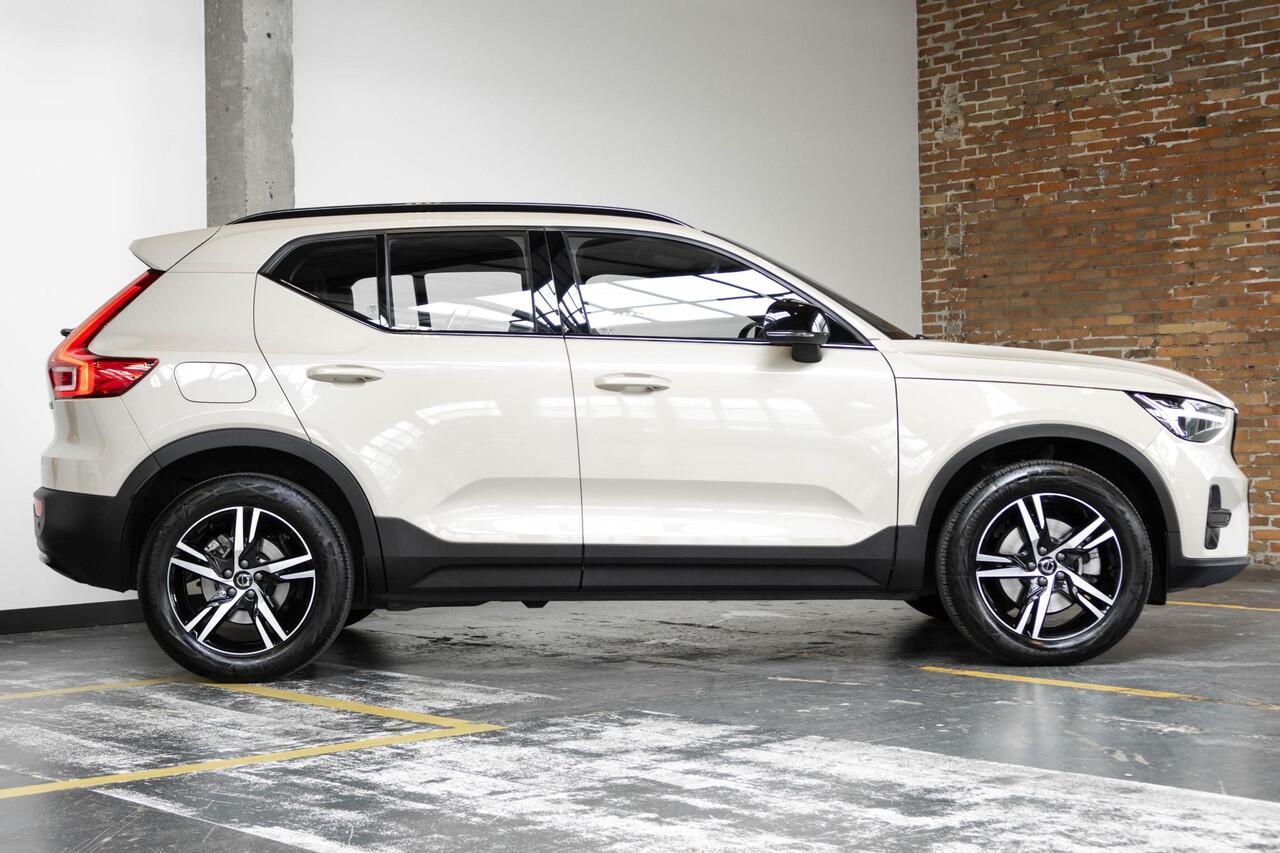 Volvo XC40 B4 Plus Dark | Trekhaak Semi-elektrisch | Adaptieve Cruise Control | Pilot Assist | Verwarmbare voorstoelen | Verwarmbaar stuurwiel | Blind Spot Information System | Verwarmbare voorruit | Parkeercamera | Parkeersensoren voor + achter |