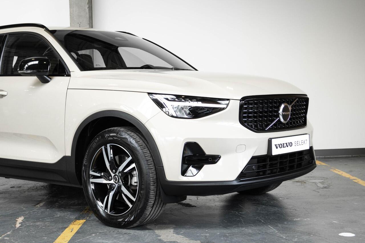 Volvo XC40 B4 Plus Dark | Trekhaak Semi-elektrisch | Adaptieve Cruise Control | Pilot Assist | Verwarmbare voorstoelen | Verwarmbaar stuurwiel | Blind Spot Information System | Verwarmbare voorruit | Parkeercamera | Parkeersensoren voor + achter |