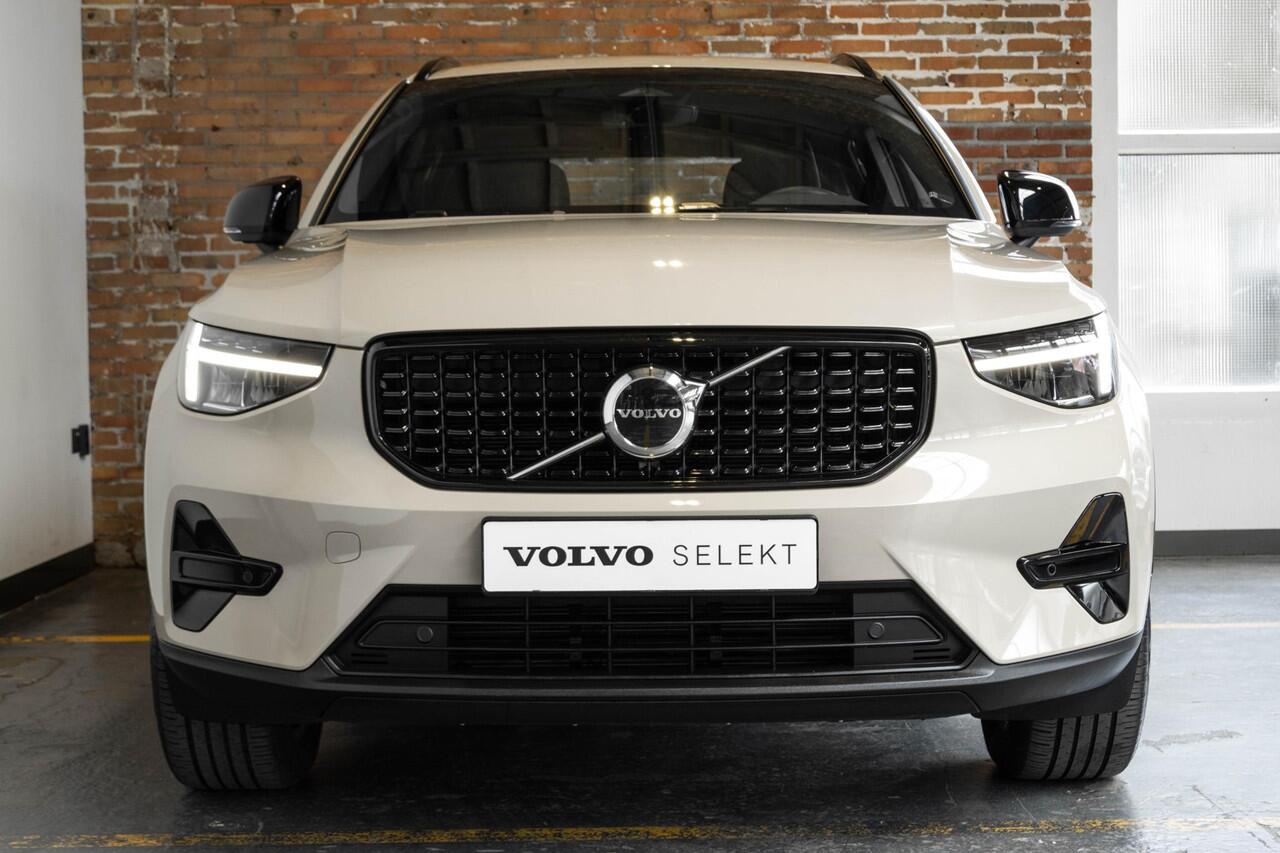 Volvo XC40 B4 Plus Dark | Trekhaak Semi-elektrisch | Adaptieve Cruise Control | Pilot Assist | Verwarmbare voorstoelen | Verwarmbaar stuurwiel | Blind Spot Information System | Verwarmbare voorruit | Parkeercamera | Parkeersensoren voor + achter |
