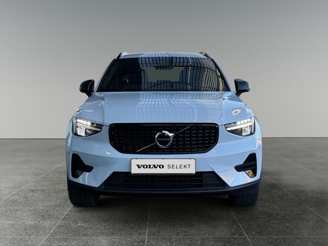 Volvo XC40 2.0 B4 Plus Dark | Stoelverwarming | Harman/Kardon Audio | Trekhaak | Verwarmbare voorruit |