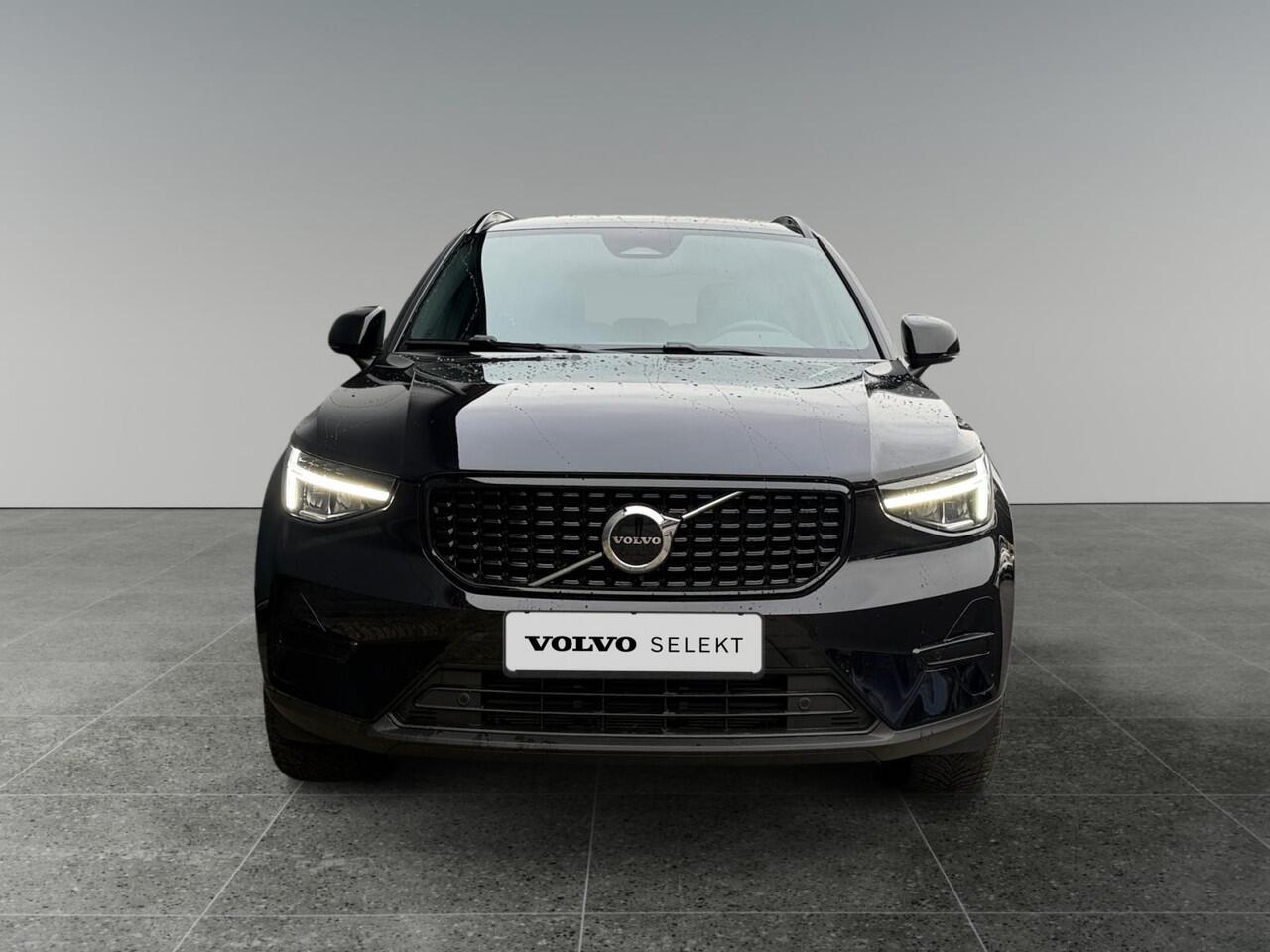 Volvo XC40 2.0 B4 Plus Dark | Keyless Entry | Stoelverwarming | Elektrische kofferklep | Adaptieve Cruise Control |