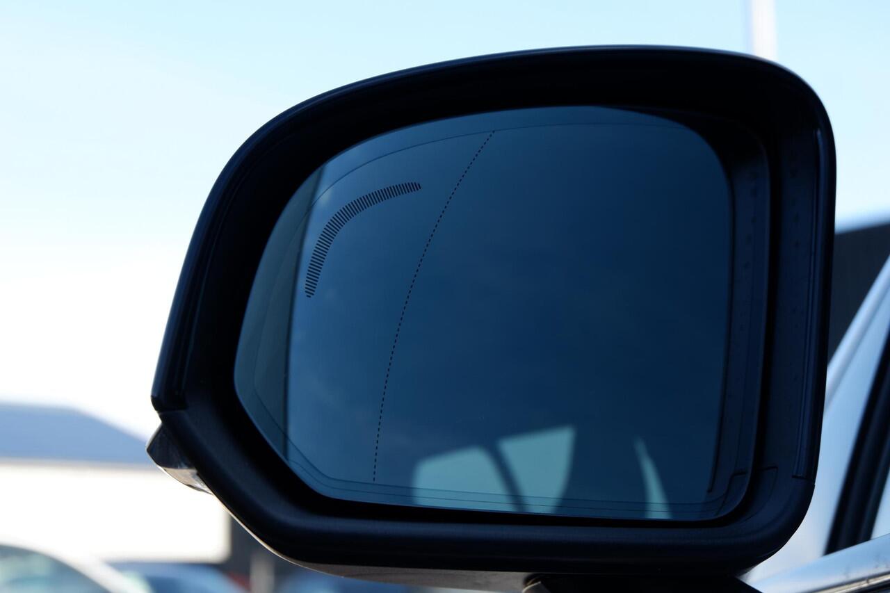 Volvo XC40 2.0 B4 Plus Dark | Verwarmbare voorstoelen | Verwarmbaar stuurwiel | Verwarmbare voorruit | Premium audio by Harman Kardon | Trekhaak | 19 inch Lichtmetalen velgen