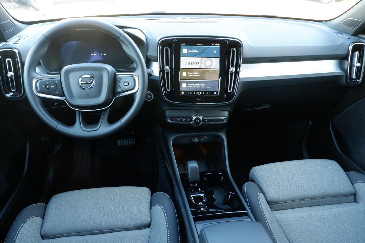 Volvo XC40 2.0 B4 Plus Dark | Verwarmbare voorstoelen | Verwarmbaar stuurwiel | Verwarmbare voorruit | Premium audio by Harman Kardon | Trekhaak | 19 inch Lichtmetalen velgen