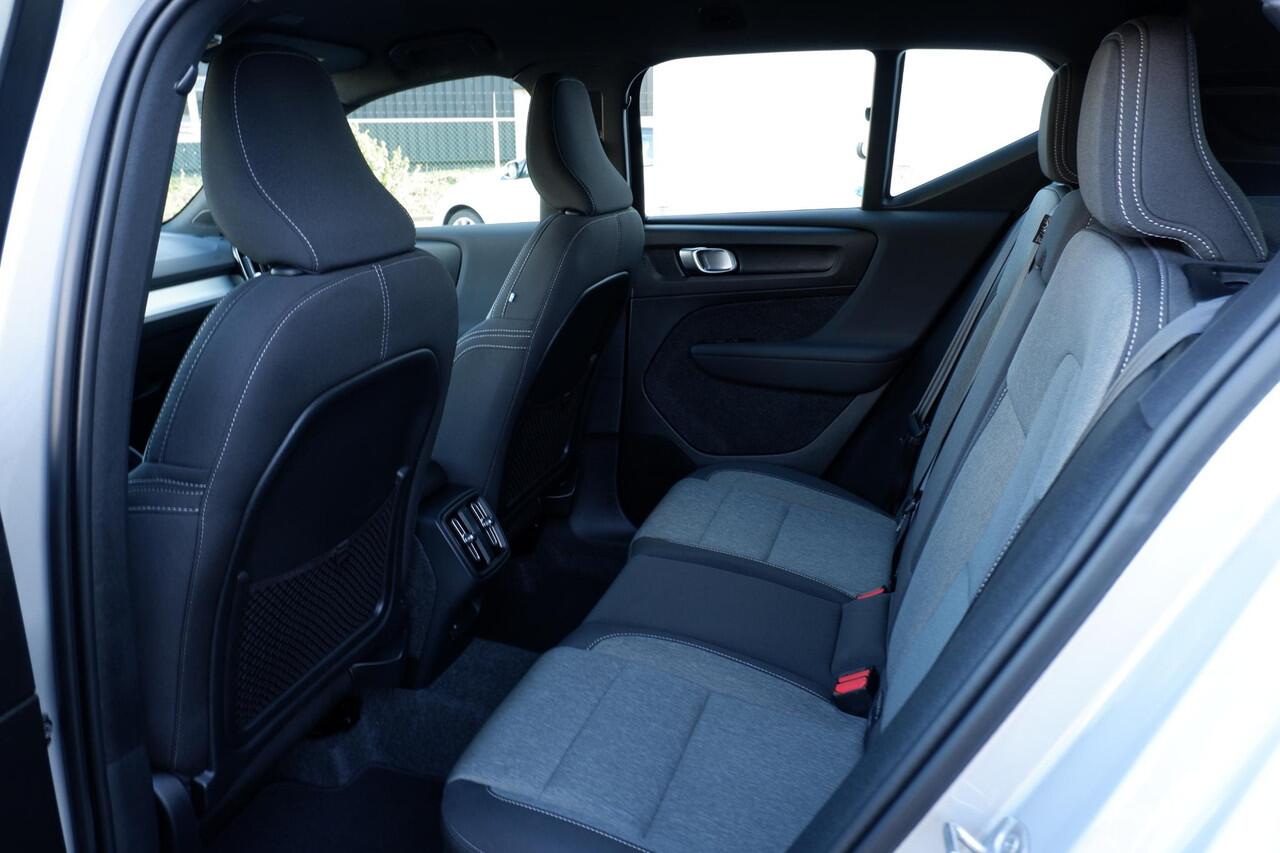 Volvo XC40 2.0 B4 Plus Dark | Verwarmbare voorstoelen | Verwarmbaar stuurwiel | Verwarmbare voorruit | Premium audio by Harman Kardon | Trekhaak | 19 inch Lichtmetalen velgen