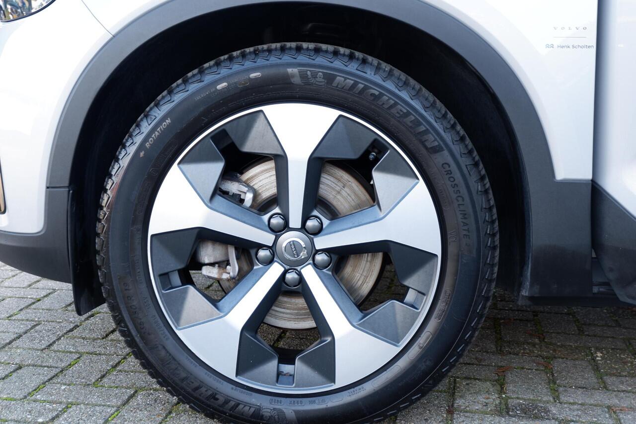 Volvo XC40 2.0 B4 Plus Dark | Verwarmbare voorstoelen | Verwarmbaar stuurwiel | Verwarmbare voorruit | Premium audio by Harman Kardon | Trekhaak | 19 inch Lichtmetalen velgen