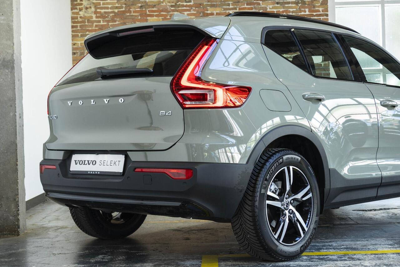 Volvo XC40 B4 Plus Dark | Trekhaak Semi-elektrisch | Adaptieve Cruise Control | Pilot Assist | Verwarmbare voorstoelen | Verwarmbaar stuurwiel | Blind Spot Information System | Verwarmbare voorruit | Parkeercamera | Parkeersensoren voor + achter |
