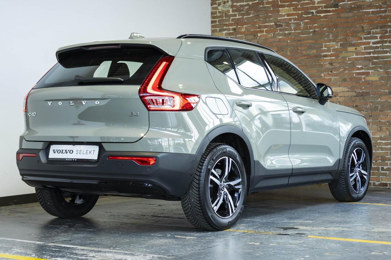 Volvo XC40 B4 Plus Dark | Trekhaak Semi-elektrisch | Adaptieve Cruise Control | Pilot Assist | Verwarmbare voorstoelen | Verwarmbaar stuurwiel | Blind Spot Information System | Verwarmbare voorruit | Parkeercamera | Parkeersensoren voor + achter |