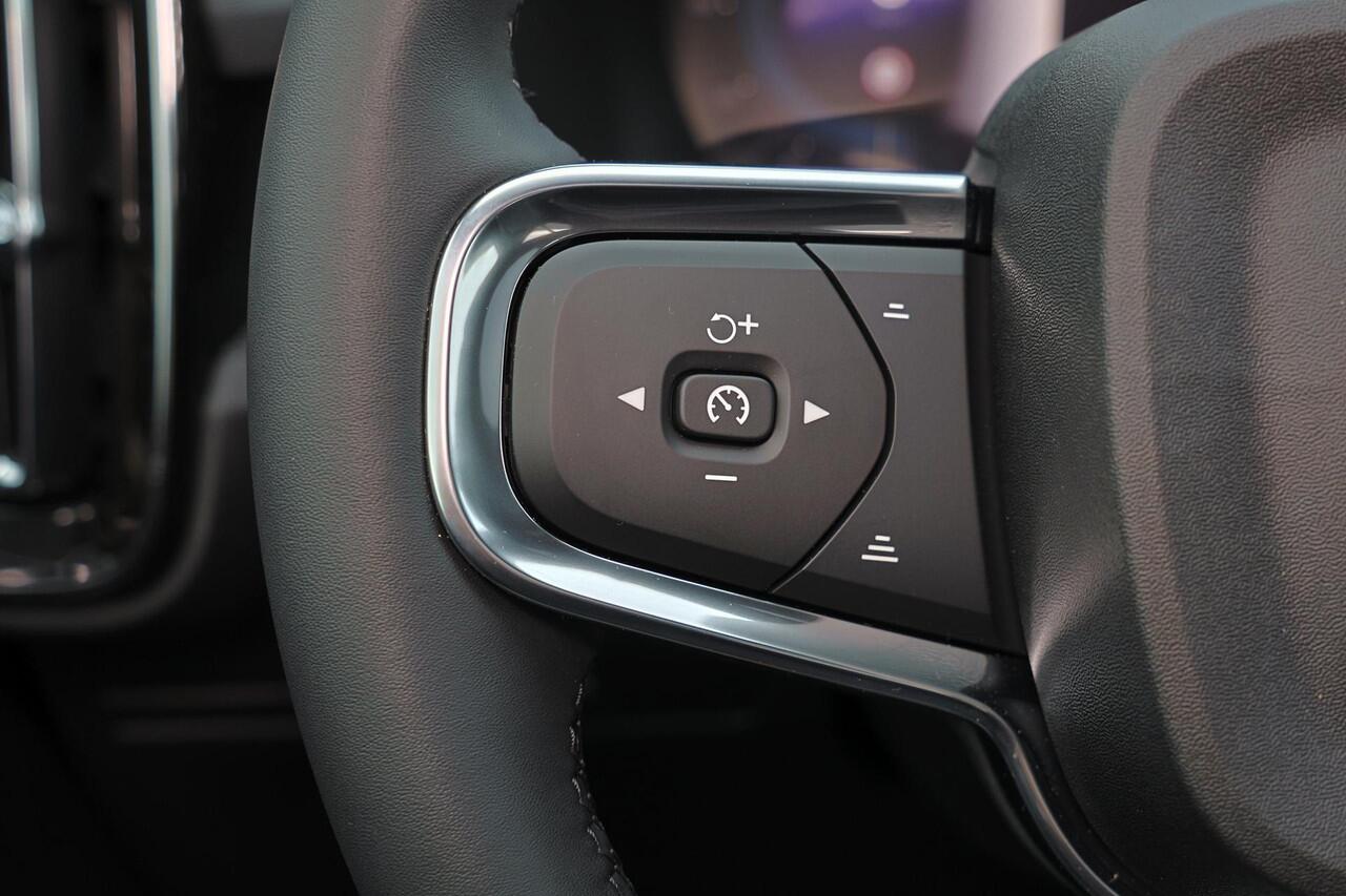 Volvo XC40 Recharge Twin Ultimate 82 kWh - Panorama/schuifdak - IntelliSafe Assist & Surround - 360º Camera - Harman/Kardon audio - Verwarmde voorstoelen & stuur - Parkeersensoren voor & achter - Elektr. bedienb. voorstoelen met geheugen links - Draadloze tel. lader