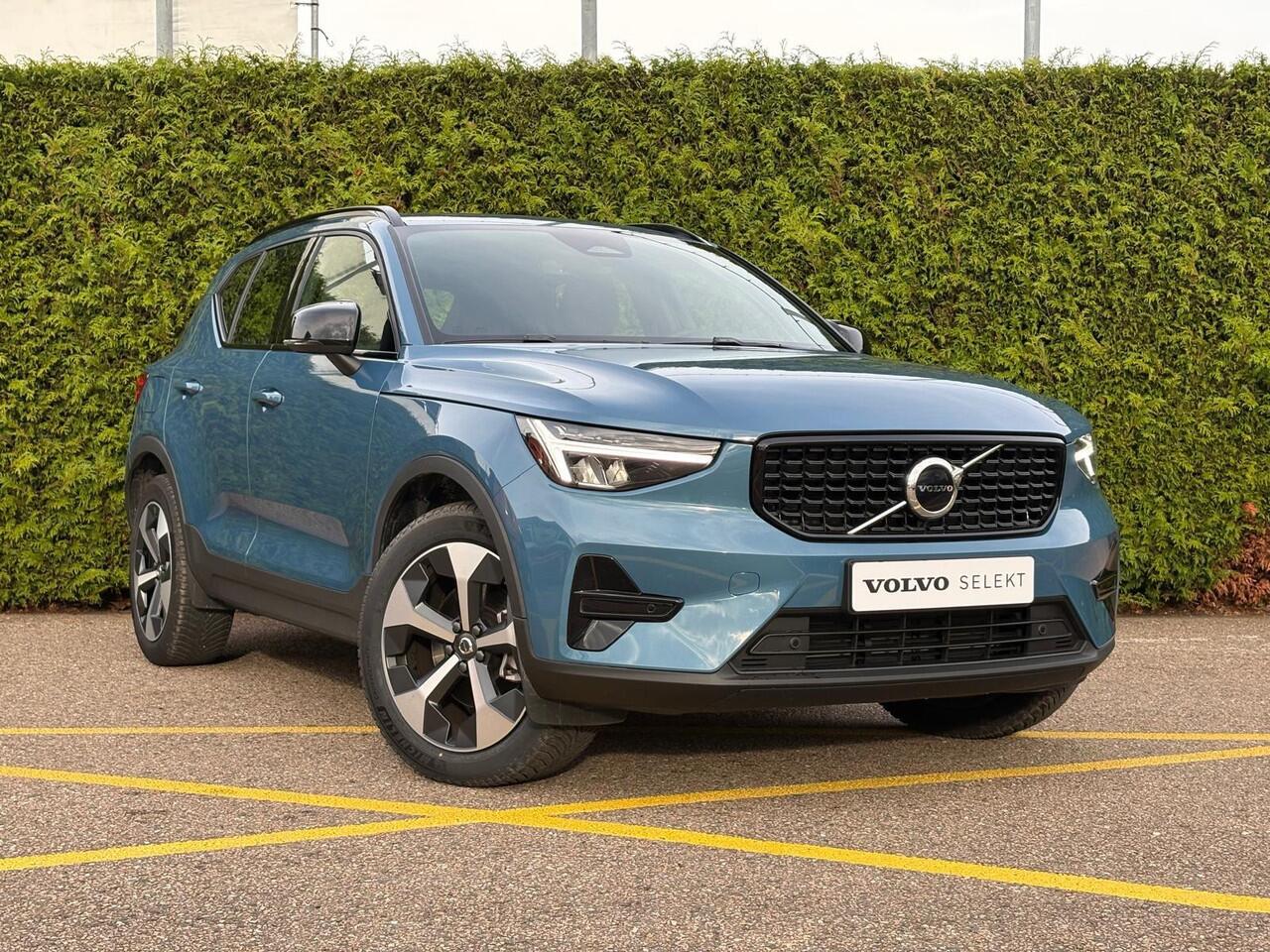 Volvo XC40 2.0 B4 Plus Dark | Elektrische stoelverstelling | Trekhaak | Harman/Kardon |