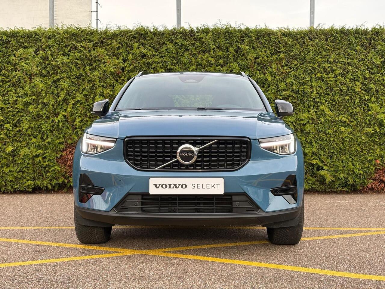 Volvo XC40 2.0 B4 Plus Dark | Elektrische stoelverstelling | Trekhaak | Harman/Kardon |