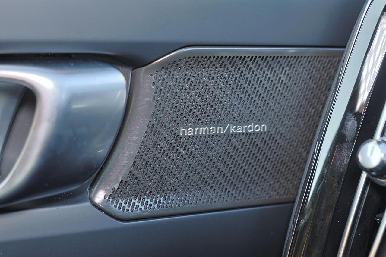 Volvo XC40 B3 Core Business Edition - Intellisafe Assist/Surround - Harman Kardon Audio - Verwarmbare voorstoelen - Verwarmbaar stuurwiel - Getint glas - 18' LMV