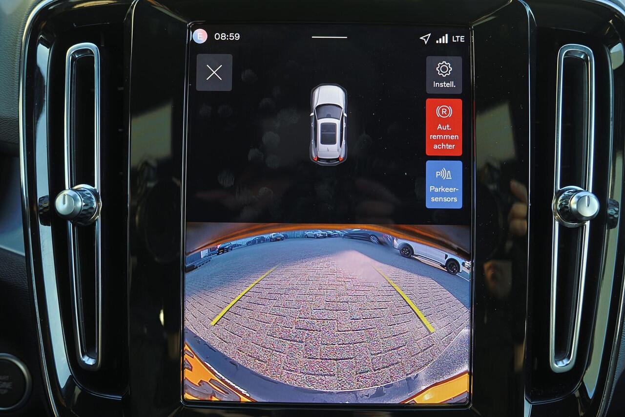 Volvo XC40 B3 Core Business Edition - Intellisafe Assist/Surround - Harman Kardon Audio - Verwarmbare voorstoelen - Verwarmbaar stuurwiel - Getint glas - 18' LMV