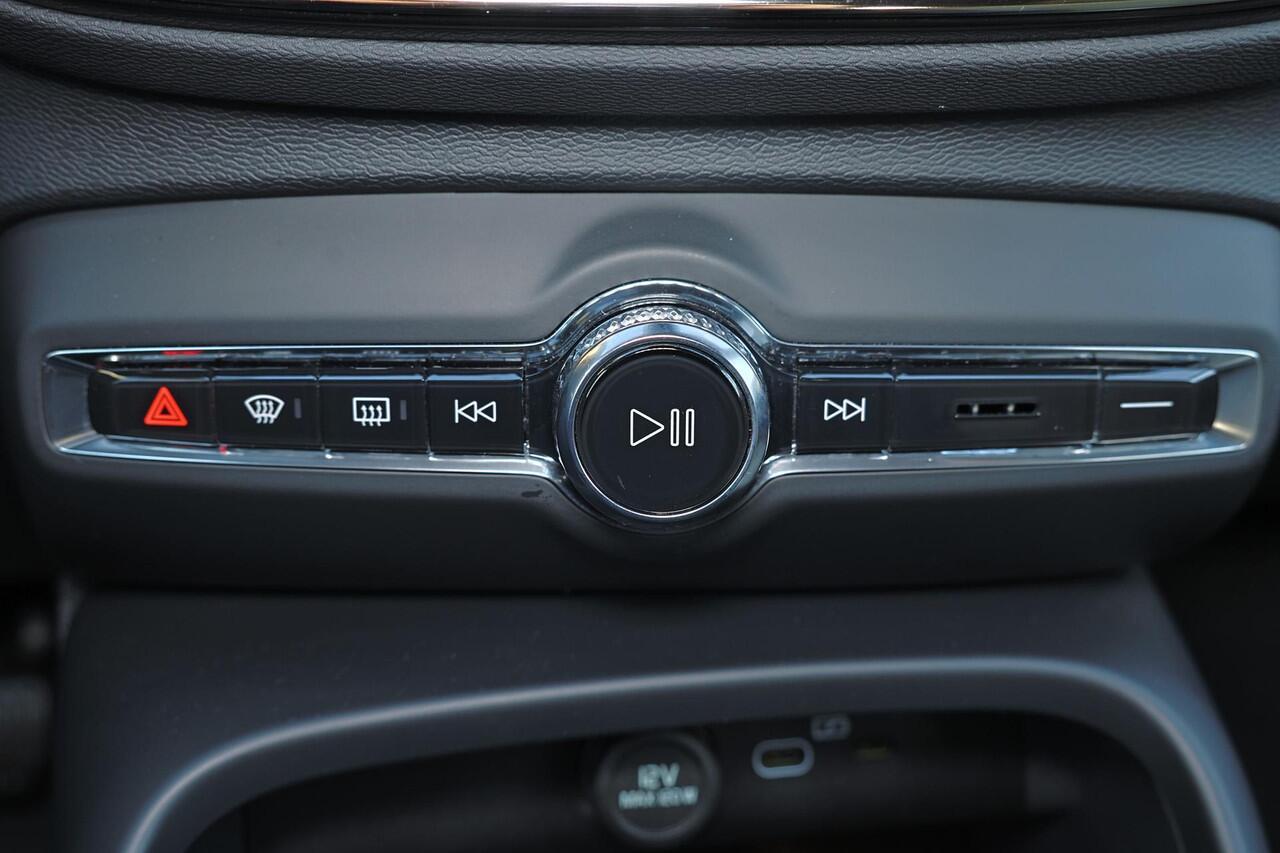 Volvo XC40 B3 Core Business Edition - Intellisafe Assist/Surround - Harman Kardon Audio - Verwarmbare voorstoelen - Verwarmbaar stuurwiel - Getint glas - 18' LMV