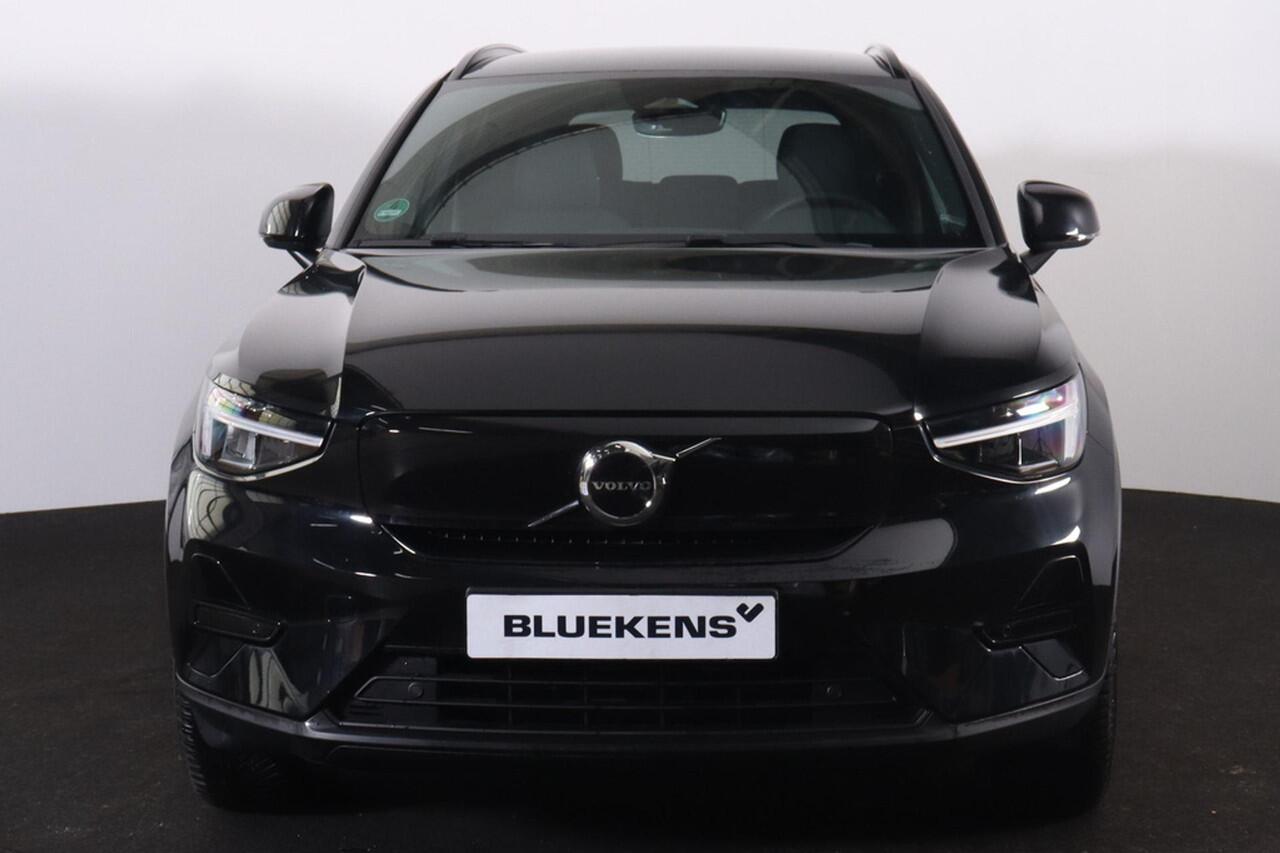 Volvo XC40 Recharge Twin Plus 82 kWh - IntelliSafe Assist & Surround - Parkeercamera achter - Verwarmde voorstoelen & stuur - Parkeersensoren voor & achter - Draadloze tel. lader - Warmtepomp - Extra getint glas - Elektr. inklapbare trekhaak - 19' LMV