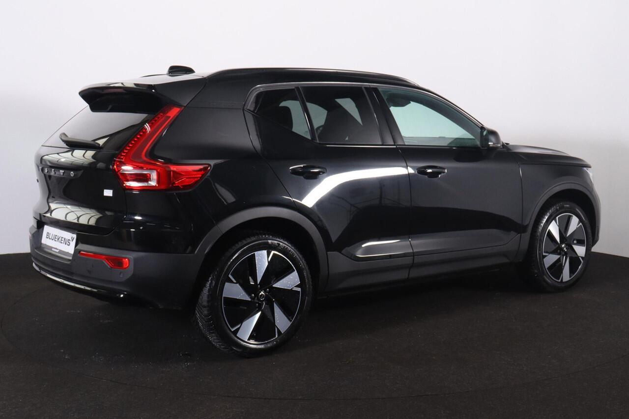 Volvo XC40 Recharge Twin Plus 82 kWh - IntelliSafe Assist & Surround - Parkeercamera achter - Verwarmde voorstoelen & stuur - Parkeersensoren voor & achter - Draadloze tel. lader - Warmtepomp - Extra getint glas - Elektr. inklapbare trekhaak - 19' LMV