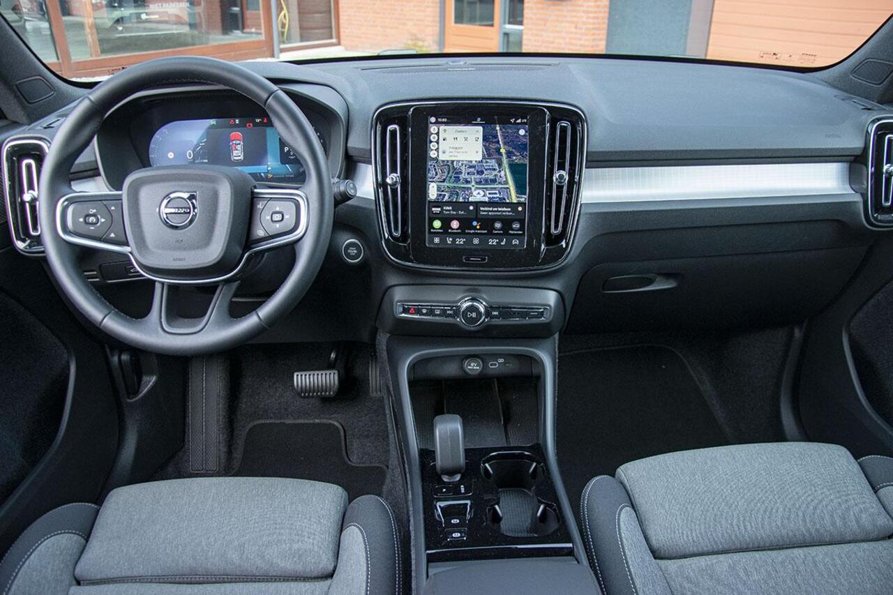 Volvo XC40 2.0 B3 PLUS BLACK EDITION