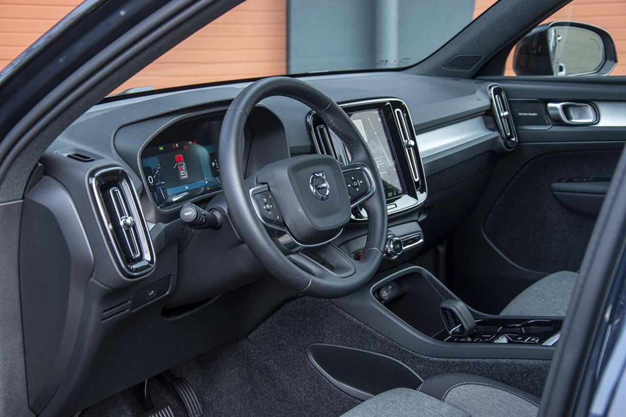 Volvo XC40 2.0 B3 PLUS BLACK EDITION