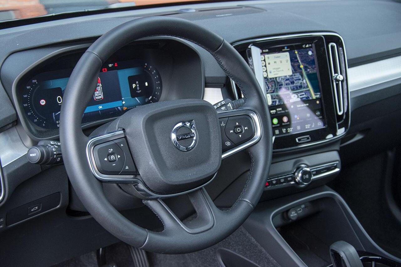 Volvo XC40 2.0 B3 PLUS BLACK EDITION