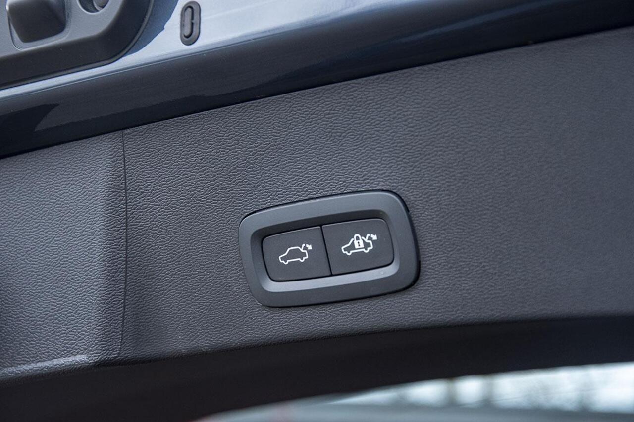 Volvo XC40 2.0 B3 PLUS BLACK EDITION