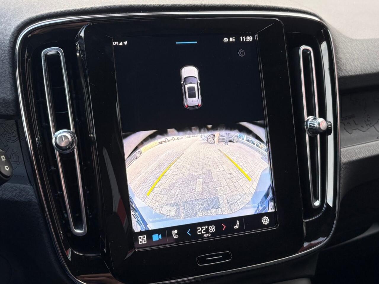 Volvo XC40 Single MOTOR EXTENDED RANGE PLUS 82KWH NIEUW LED CAMERA NAVI CARPLAY